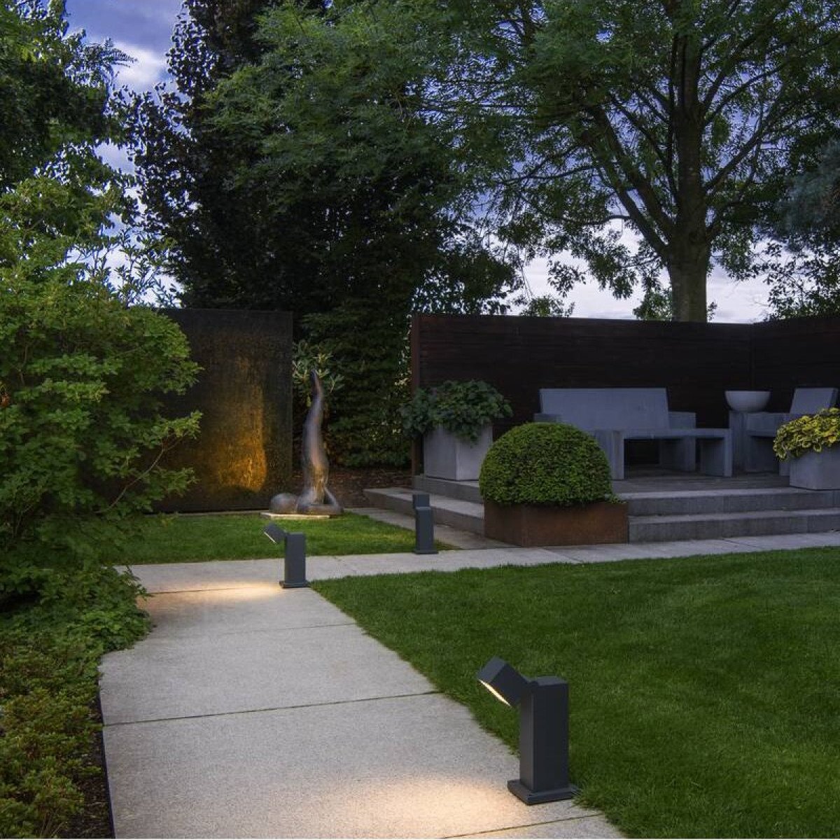 Anthrazitfarbene Gartenleuchte kippbar LED modern