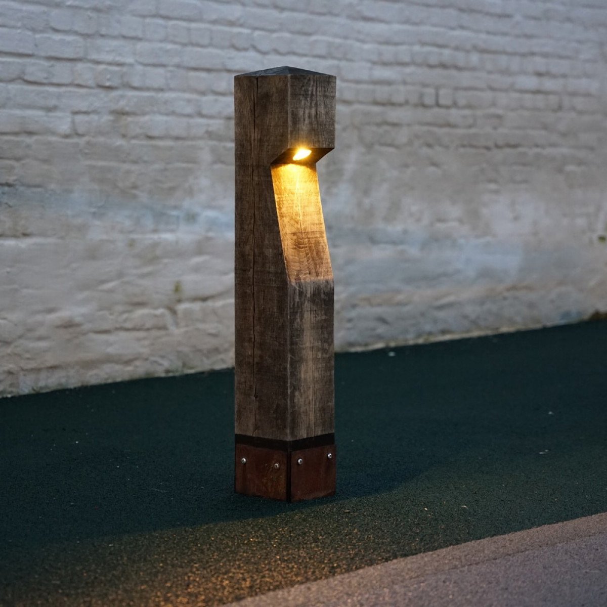 holzterrassenlampe aus eichenholz auge inklusive led lampe nachhaltige aussenbeleuchtung