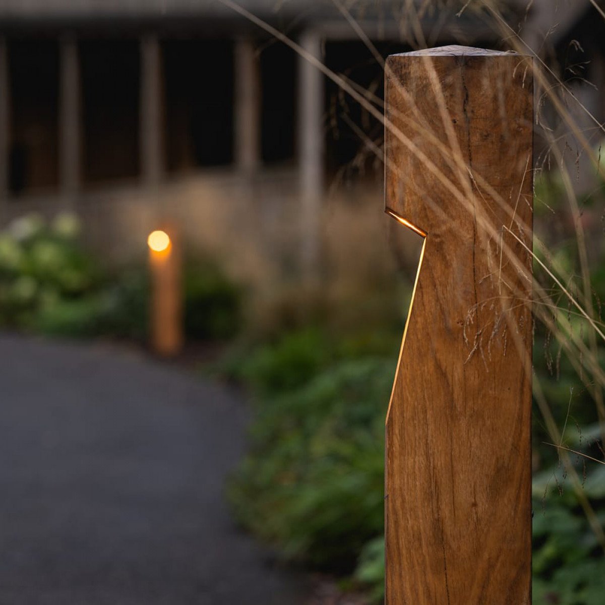 holzterrassenlampe aus eichenholz auge inklusive led lampe nachhaltige aussenbeleuchtung