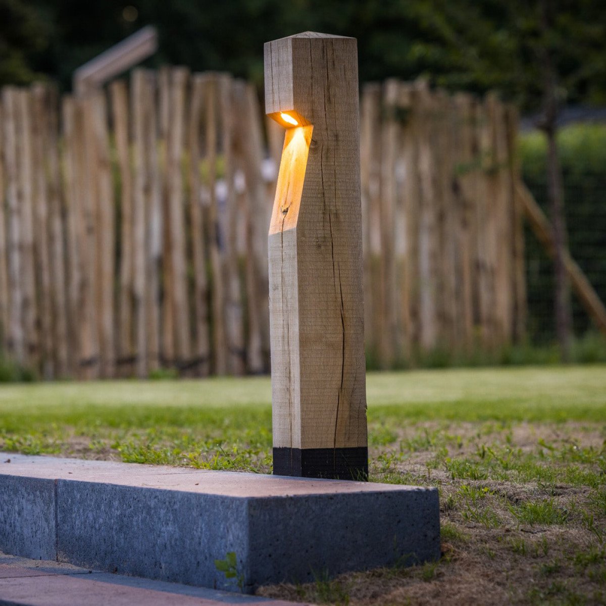 holzterrassenlampe aus eichenholz auge inklusive led lampe nachhaltige aussenbeleuchtung