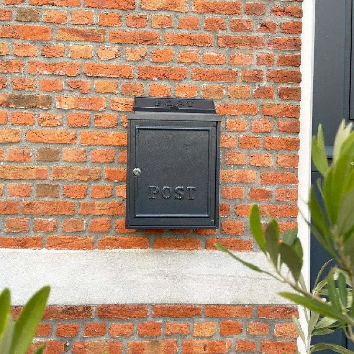 Klassischer Briefkasten B6 Mattschwarz ist hergestellt aus hochwertigen Aluminium.