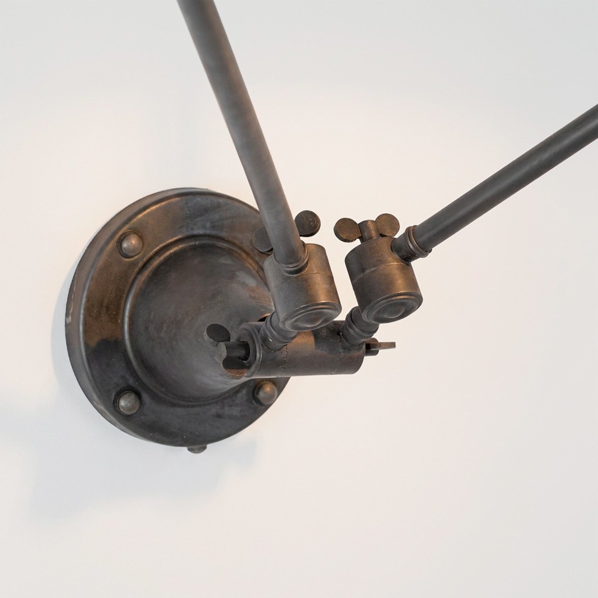 Messinglampe in antikem Schwarz mit E27-Fassung