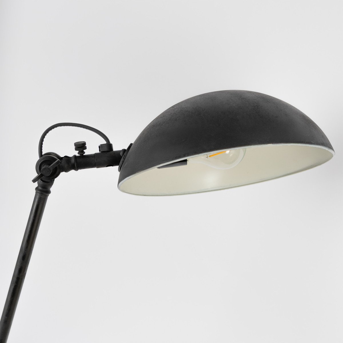 Messinglampe in antikem Schwarz mit E27-Fassung
