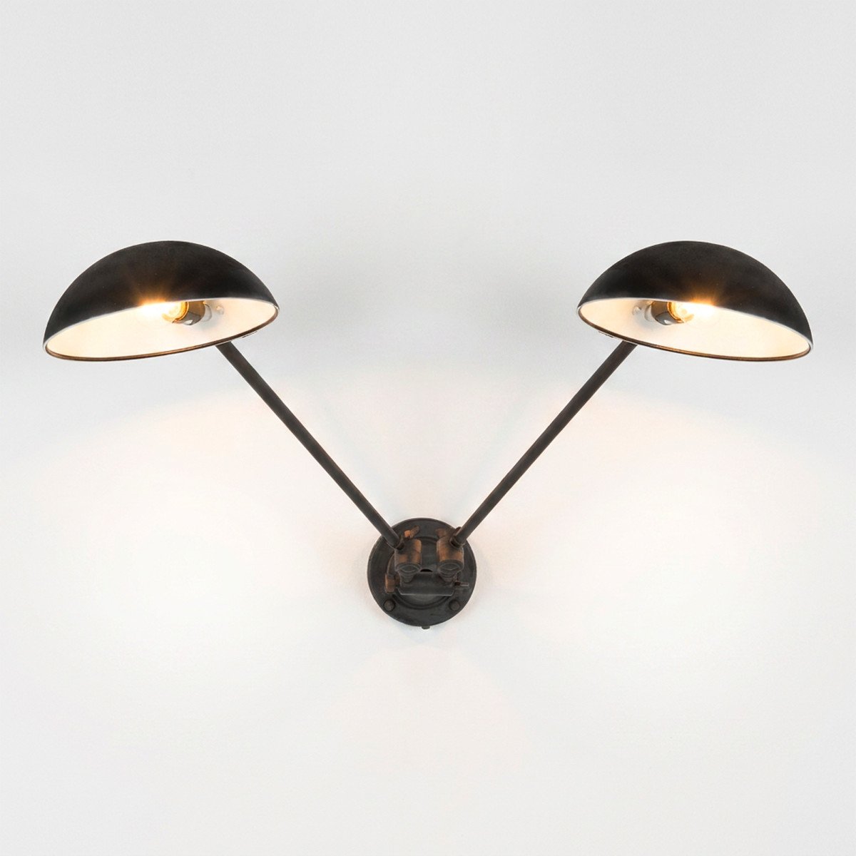 Messinglampe in antikem Schwarz mit E27-Fassung