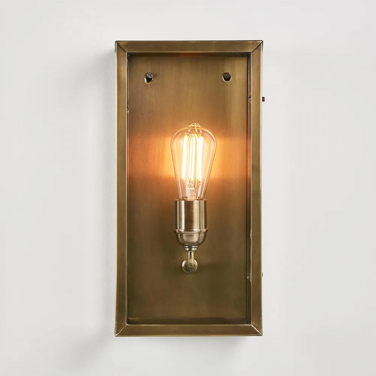 Messinglampe in der Farbe antik messing mit einer E27 Fassung