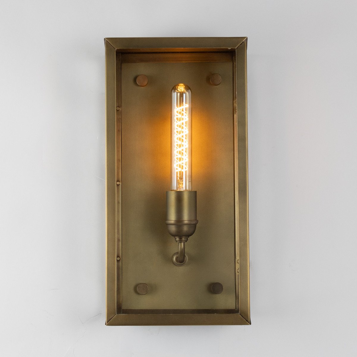 Messinglampe in der Farbe antik messing mit einer E27 Fassung