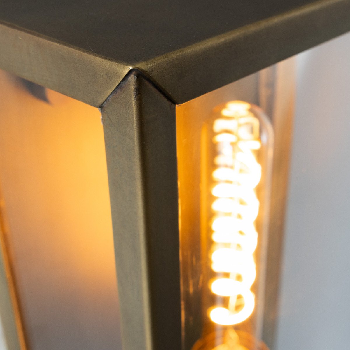 Messinglampe in der Farbe antik messing mit einer E27 Fassung