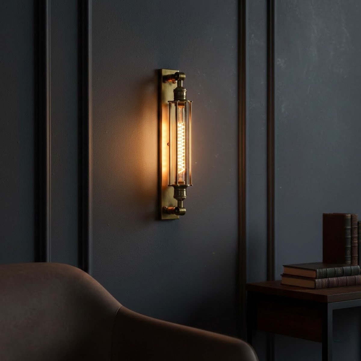 Messinglampe in der Farbe antik Messing mit einer E27-Fassung