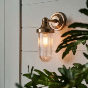Messinglampe in der Farbe antik messing mit einer E27 Fassung