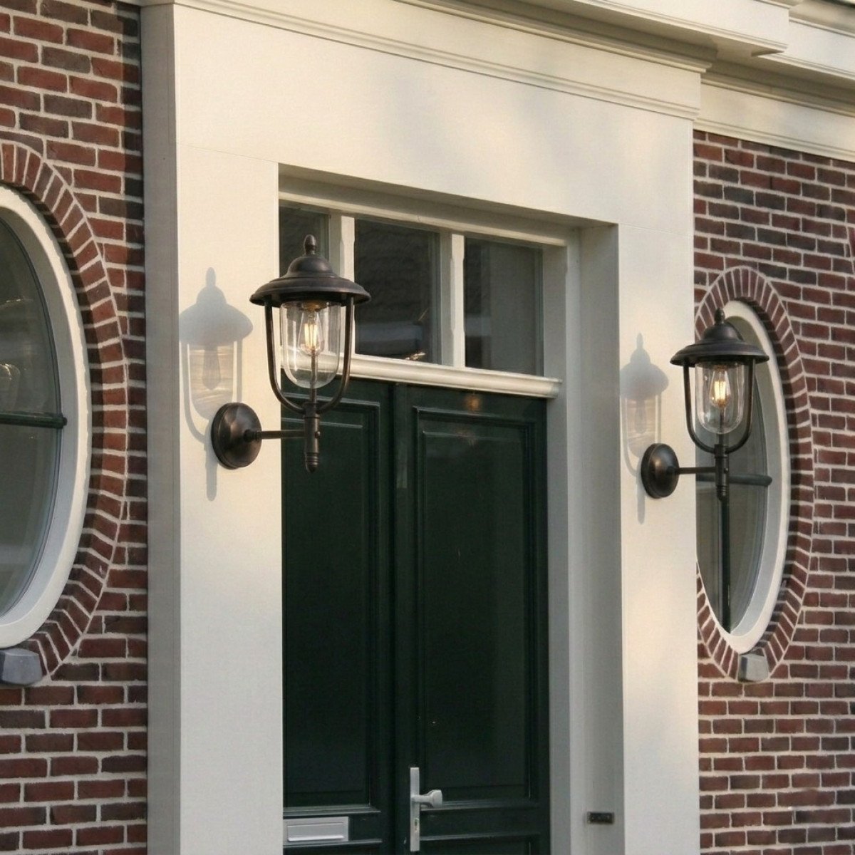 Messingleuchte in der Farbe Antik Schwarz mit einer E27 Fassung