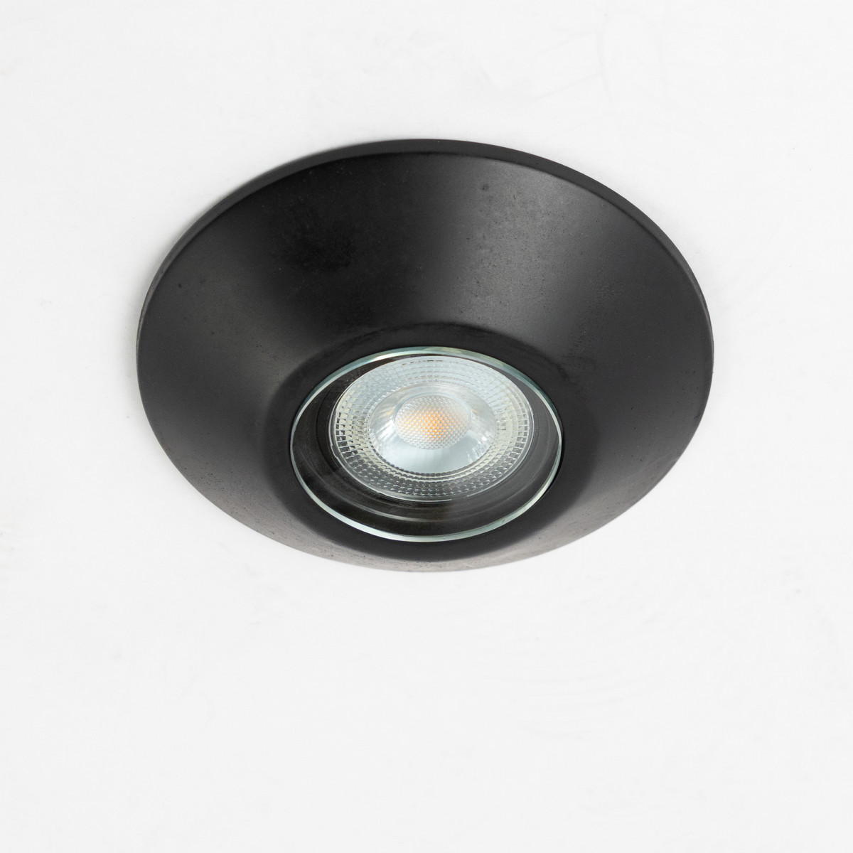 Messinglampe in antikschwarzer Farbe mit GU10-Fassung