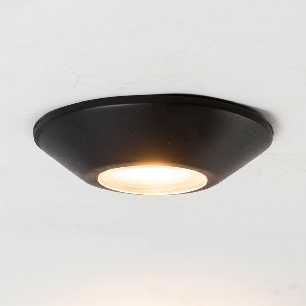 Messinglampe in antikschwarzer Farbe mit GU10-Fassung