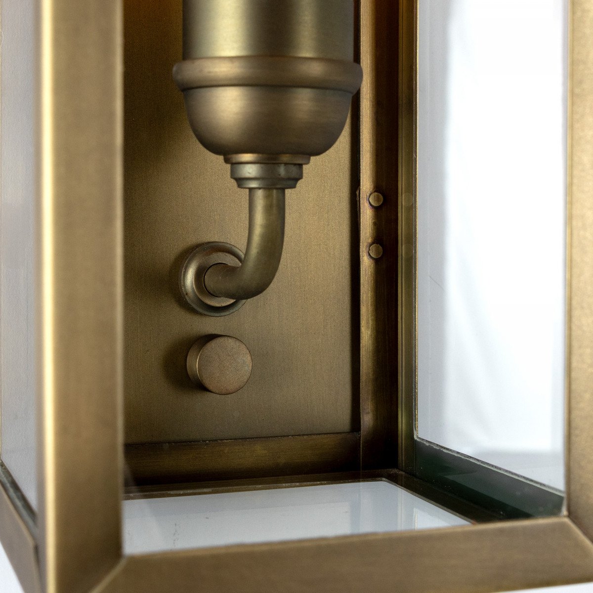 Messinglampe in der Farbe antik messing mit einer E27 Fassung