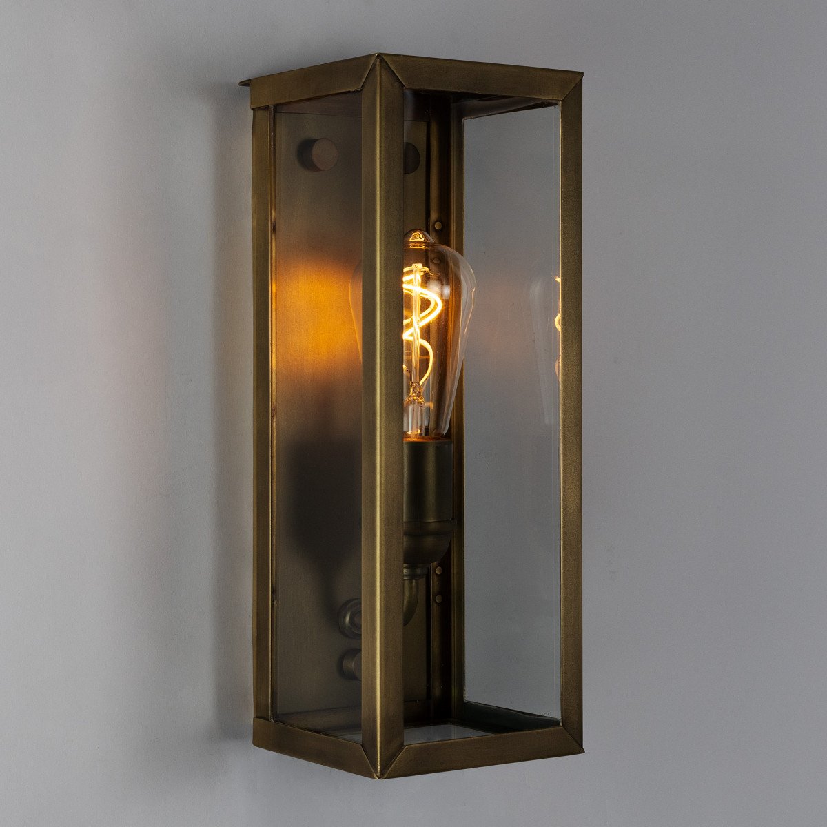 Messinglampe in der Farbe antik messing mit einer E27 Fassung