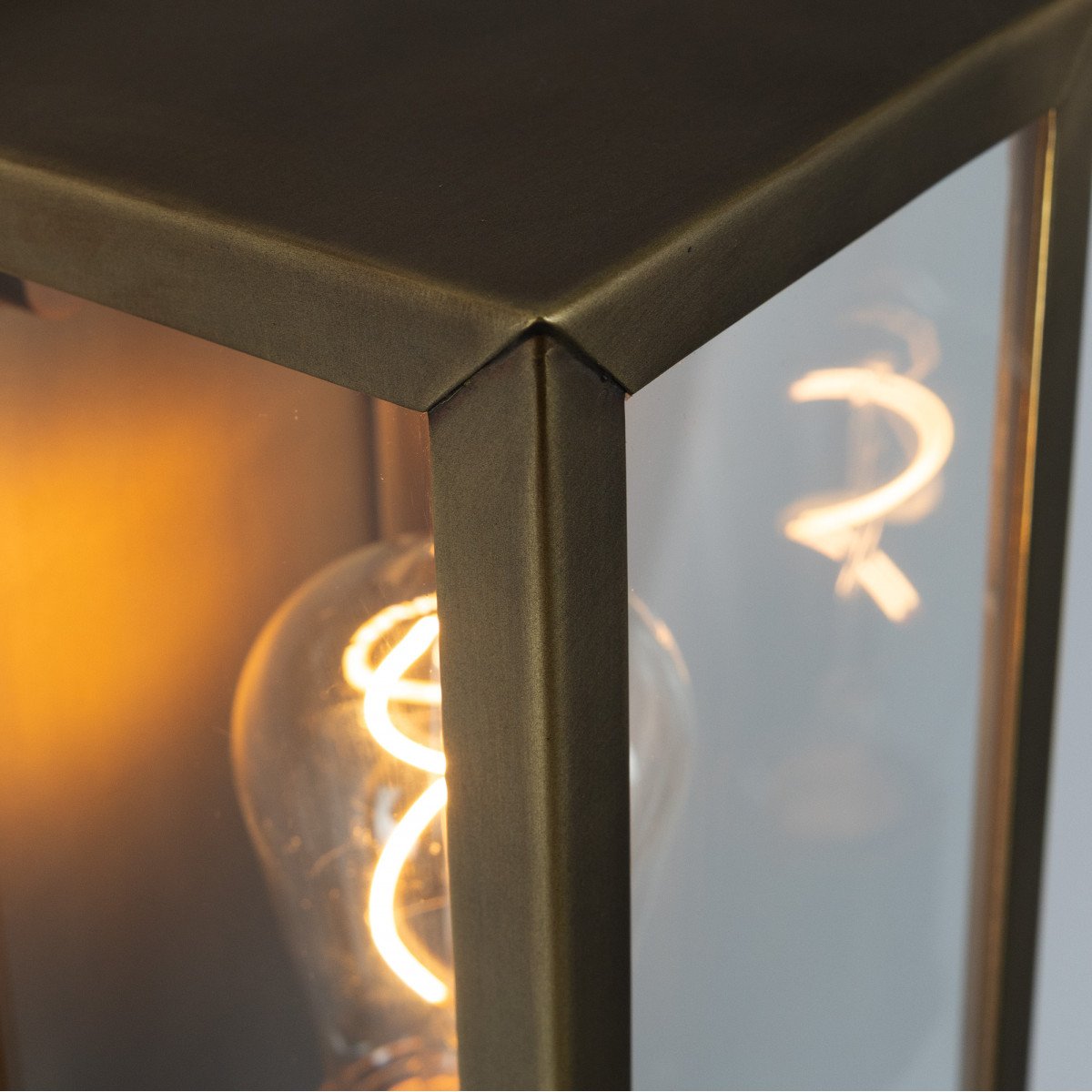 Messinglampe in der Farbe antik messing mit einer E27 Fassung