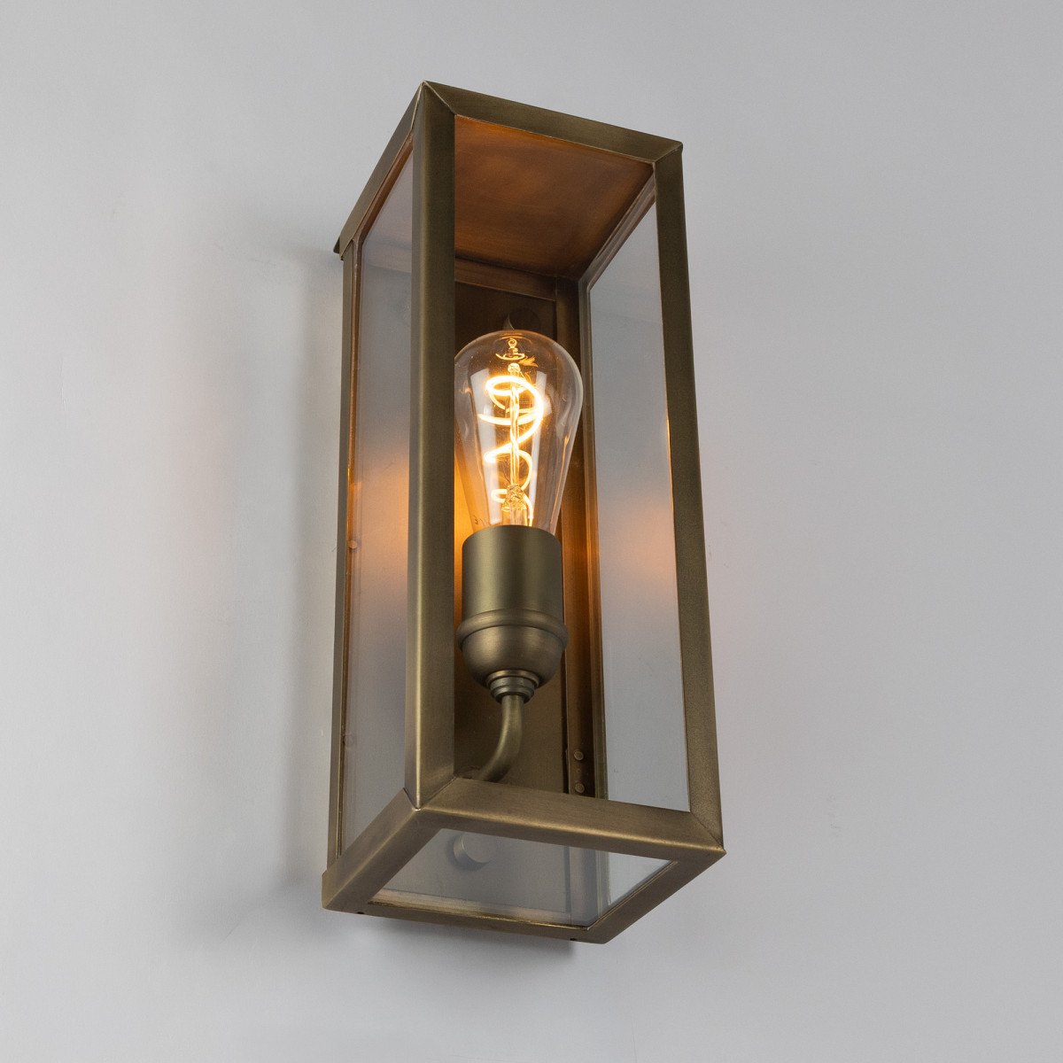 Messinglampe in der Farbe antik messing mit einer E27 Fassung