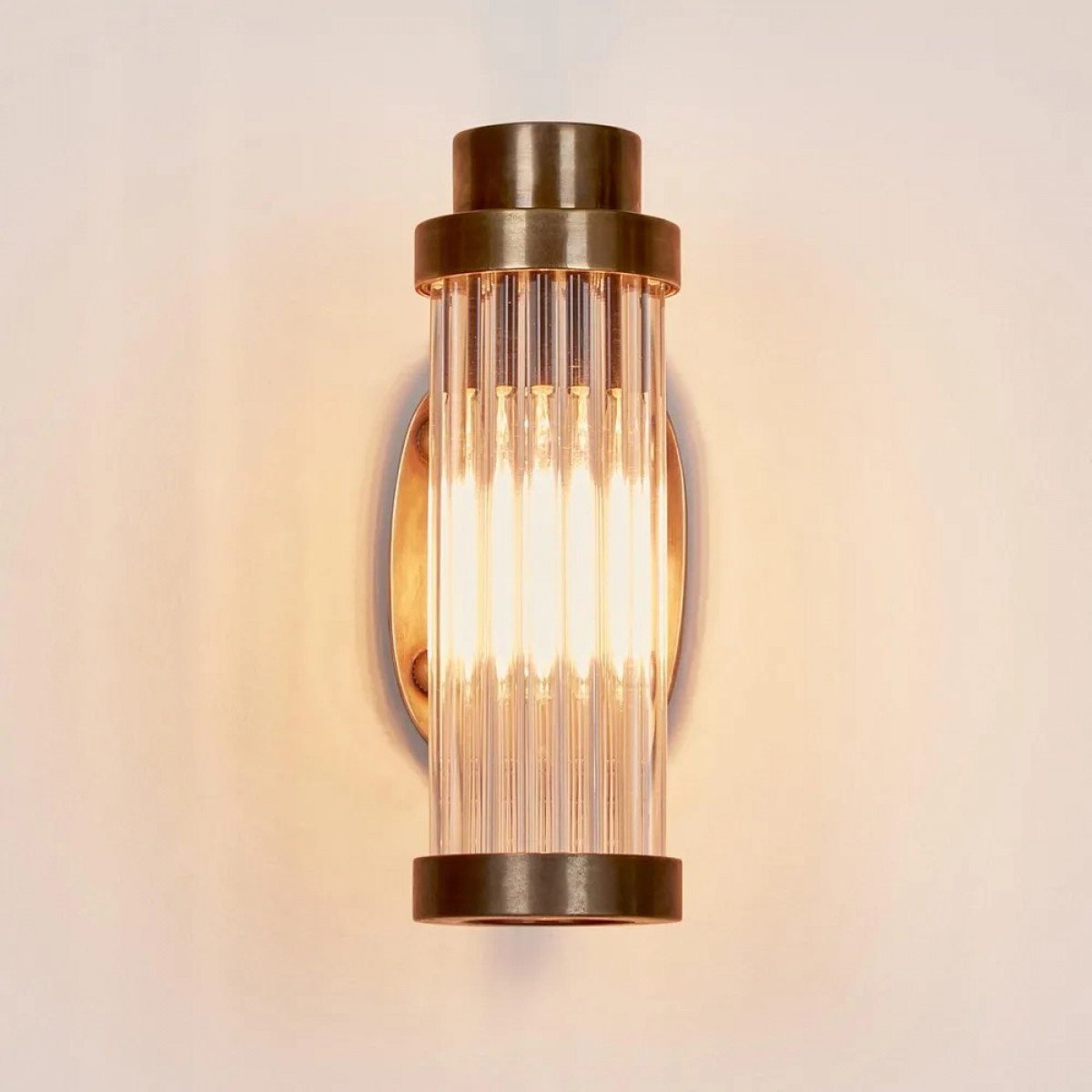 Messinglampe in der Farbe antik messing mit einer E27 Fassung