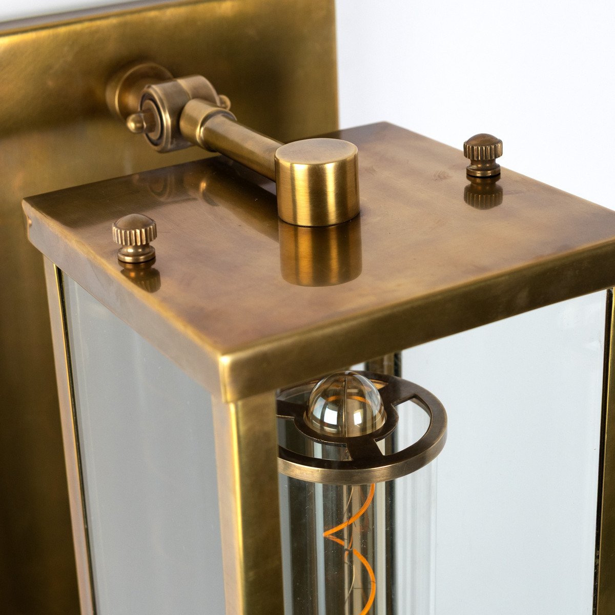 Außenleuchte aus Kupfer in Form einer Laterne mit antik silberner Oberfläche für die Wandmontage.