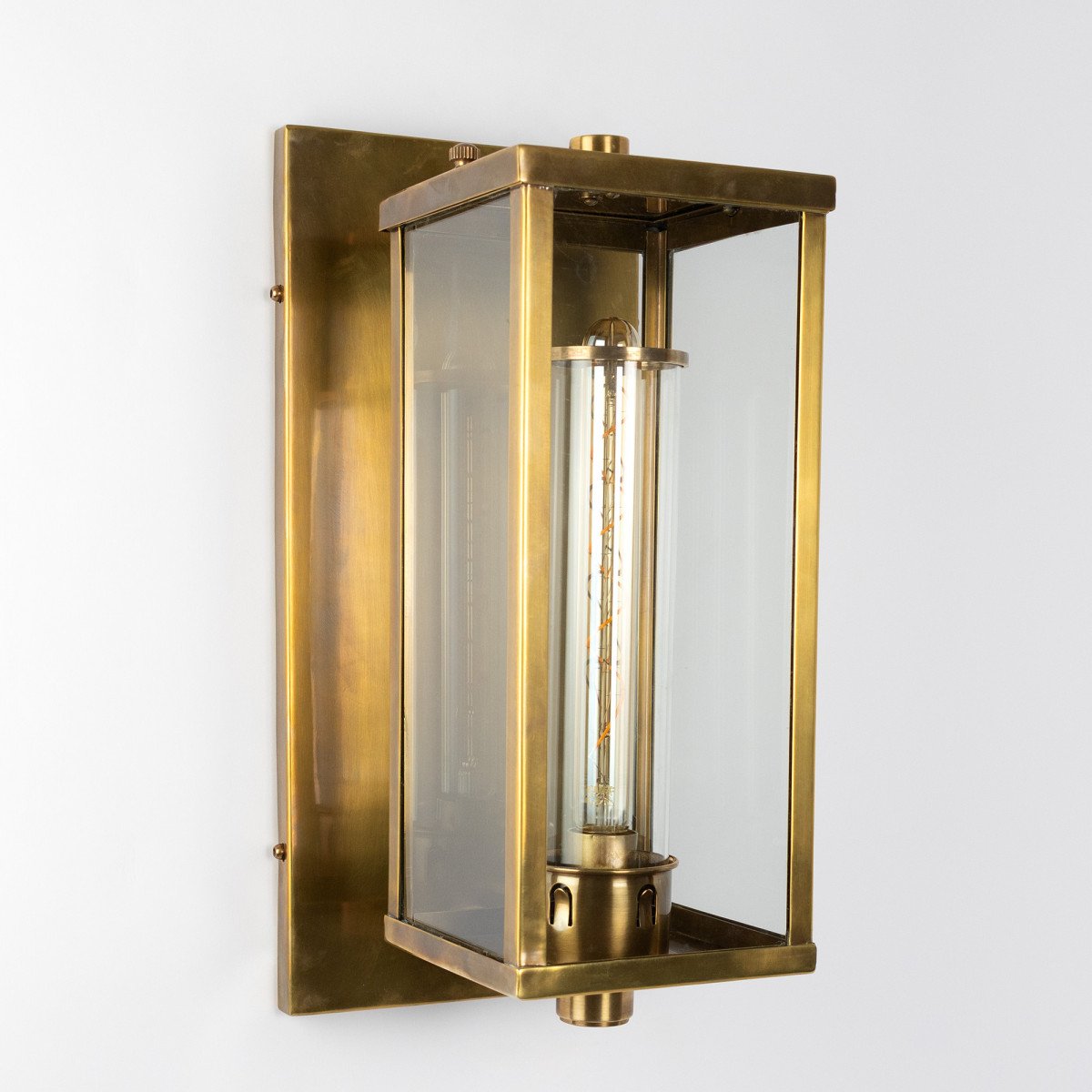 Außenleuchte aus Kupfer in Form einer Laterne mit antik silberner Oberfläche für die Wandmontage.