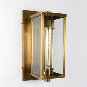 Außenleuchte aus Kupfer in Form einer Laterne mit antik silberner Oberfläche für die Wandmontage.