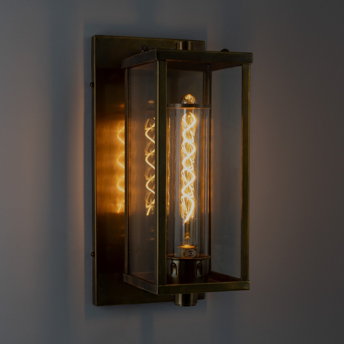 Außenleuchte aus Kupfer in Form einer Laterne mit antik silberner Oberfläche für die Wandmontage.