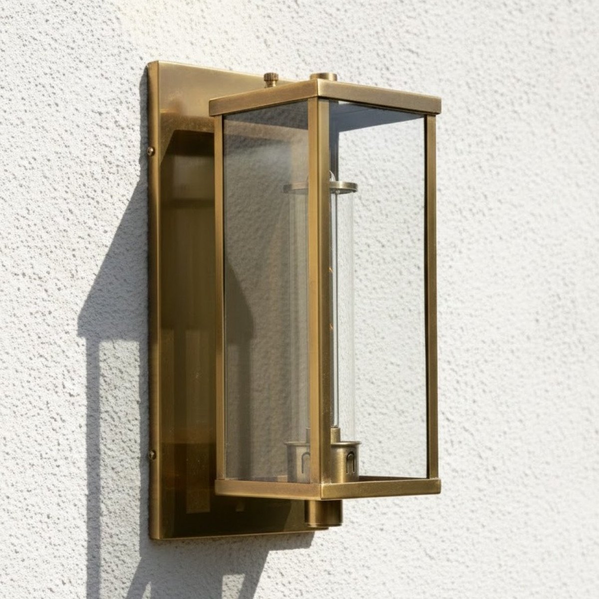 Außenleuchte aus Kupfer in Form einer Laterne mit antik silberner Oberfläche für die Wandmontage.