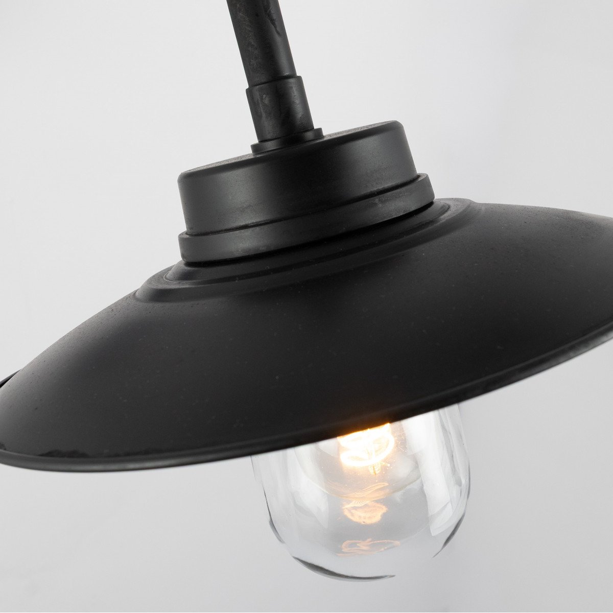 Messing-Lampe in der Farbe antik schwarz mit einem E27-Fassung