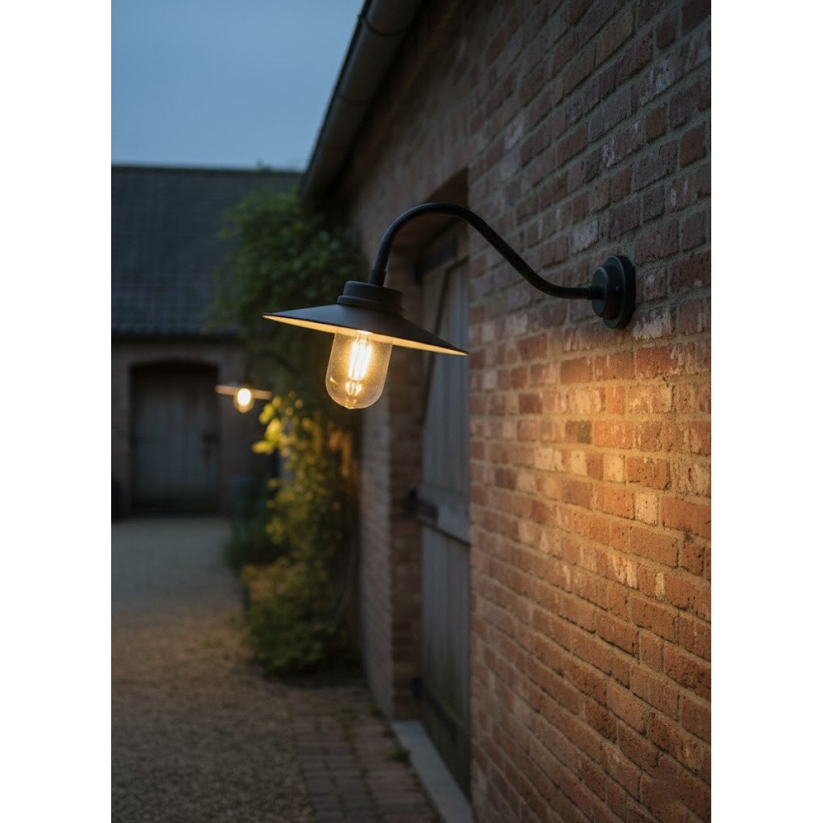 Messing-Lampe in der Farbe antik schwarz mit einem E27-Fassung