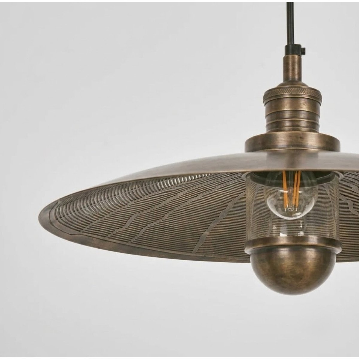 Messinglampe in der Farbe Antikmessing mit einer E27-Fassung