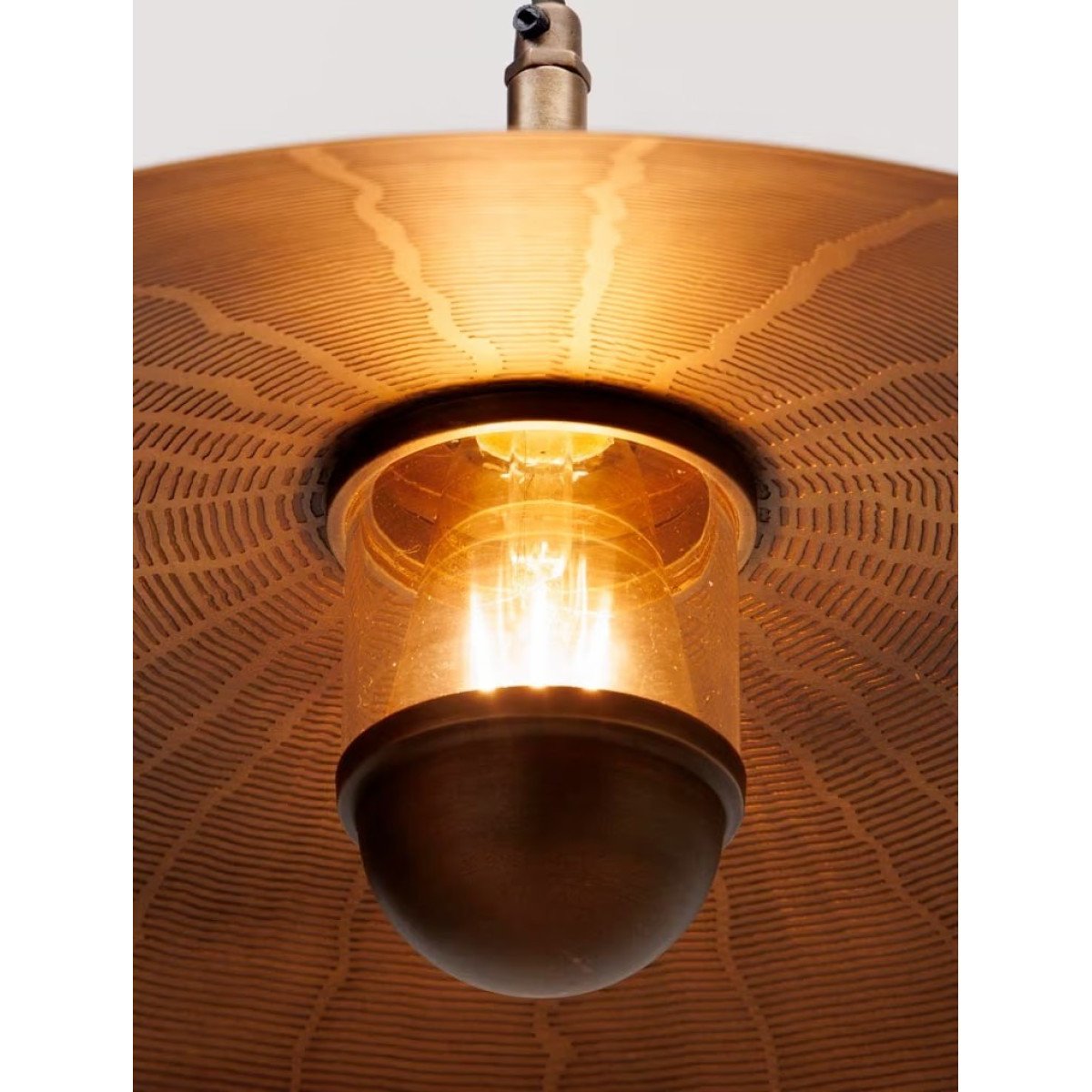 Messinglampe in der Farbe Antikmessing mit einer E27-Fassung