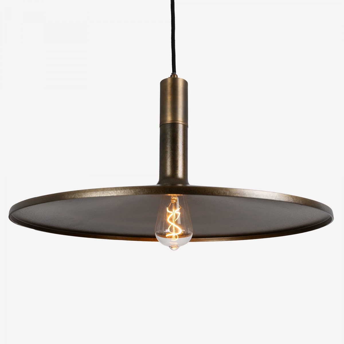 Messinglampe in der Farbe Antikmessing mit einer E27-Fassung