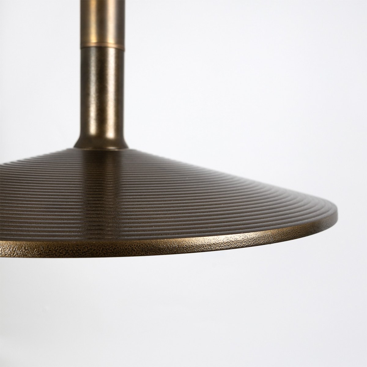 Messinglampe in der Farbe Antikmessing mit einer E27-Fassung
