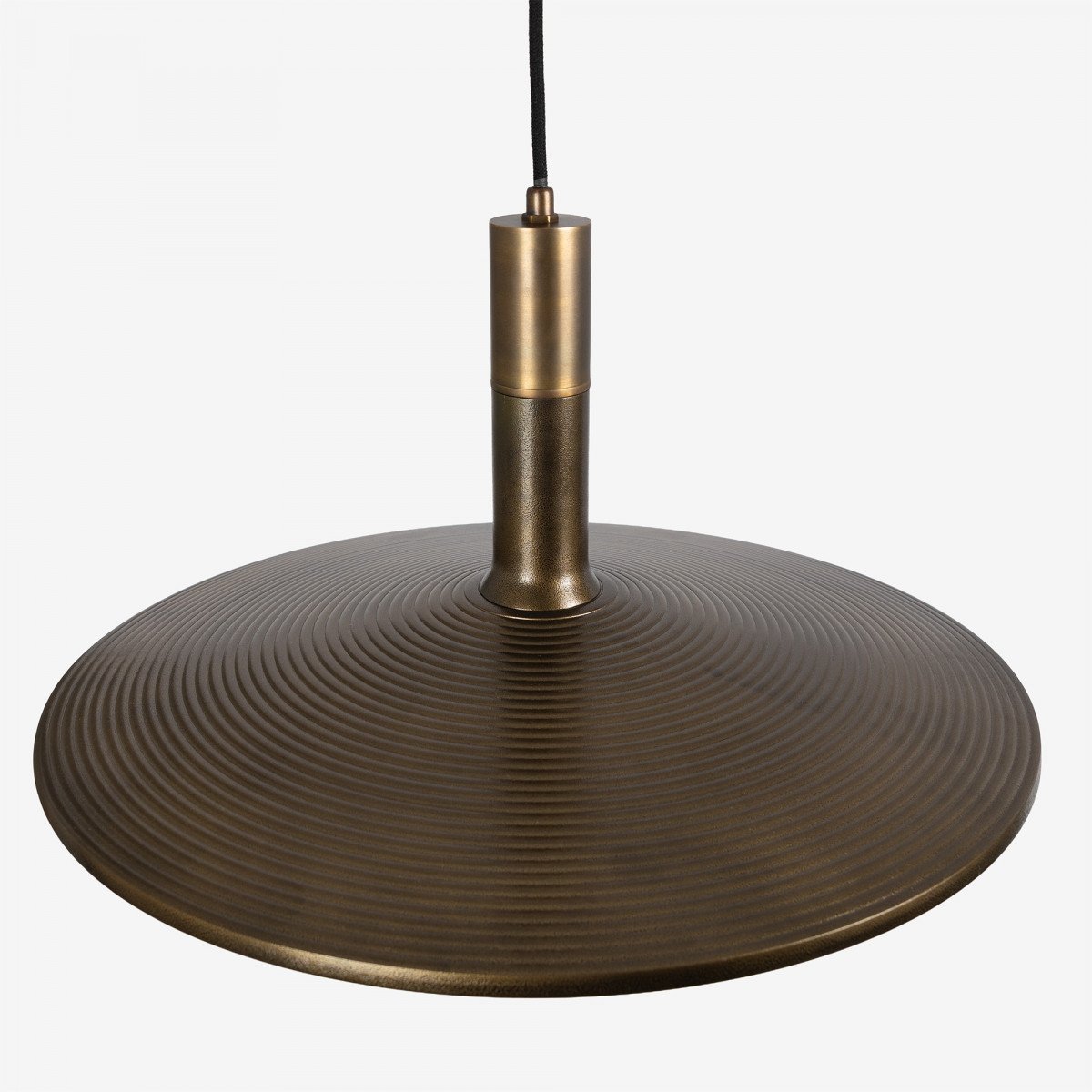 Messinglampe in der Farbe Antikmessing mit einer E27-Fassung