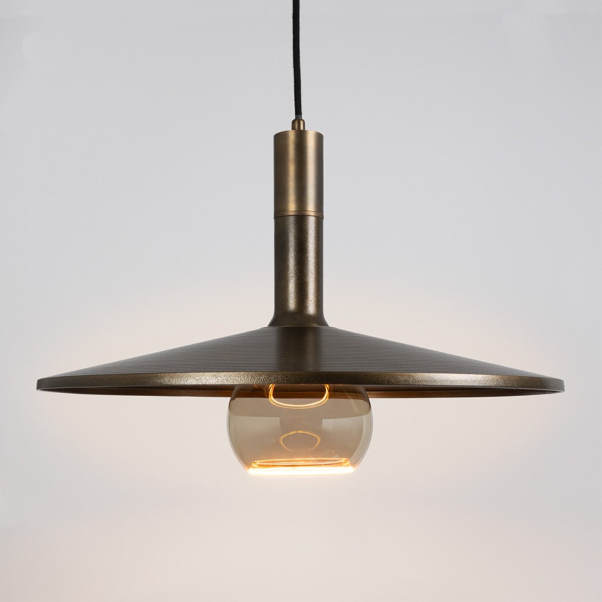 Messinglampe in der Farbe Antikmessing mit einer E27-Fassung