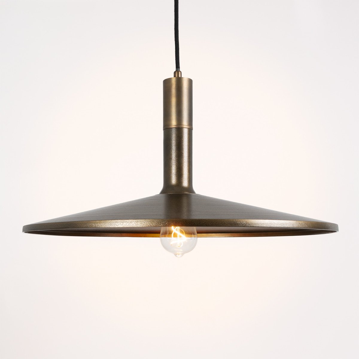 Messinglampe in der Farbe Antikmessing mit einer E27-Fassung