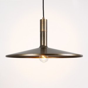 Messinglampe in der Farbe Antikmessing mit einer E27-Fassung