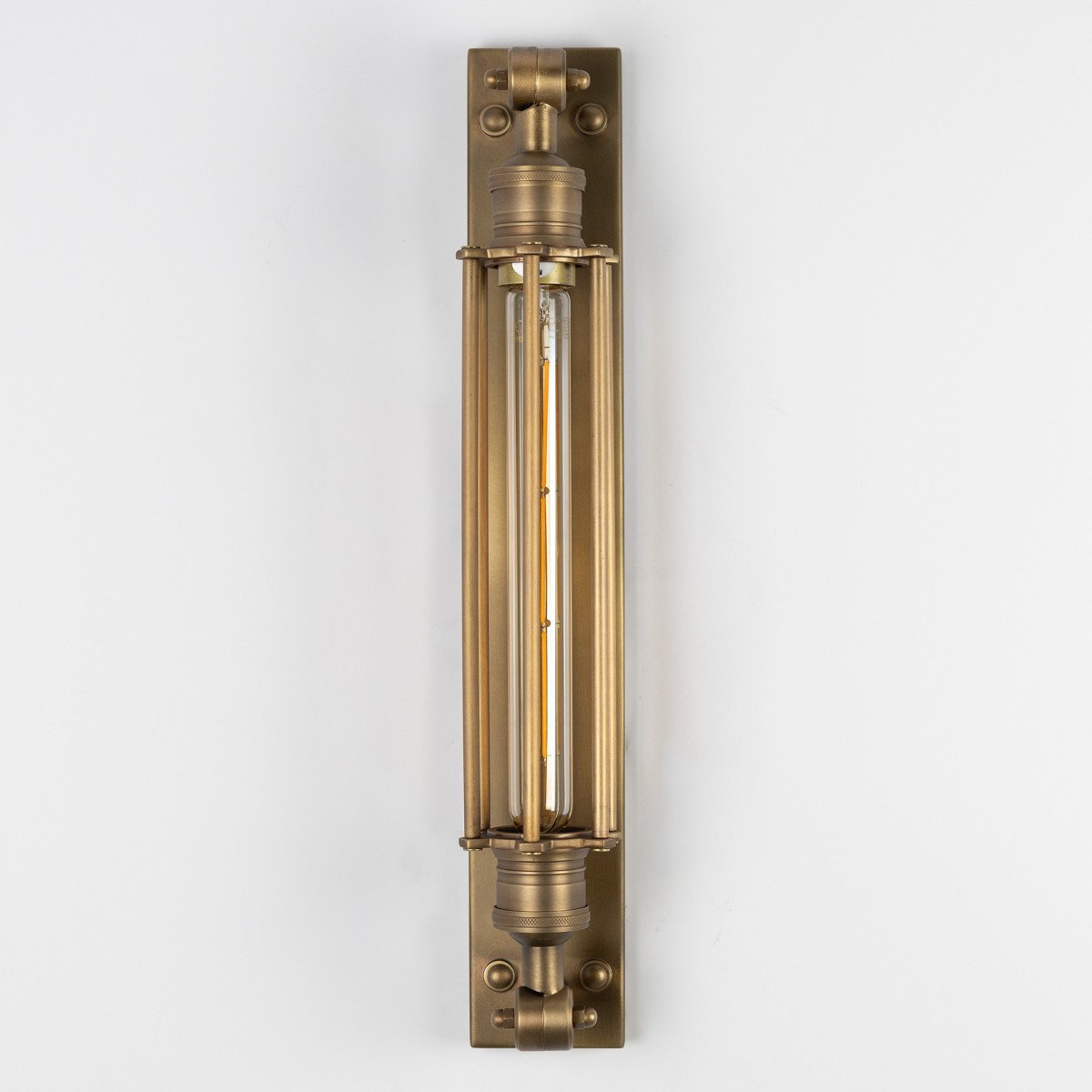 Messinglampe in der Farbe antik Messing mit einer E27-Fassung