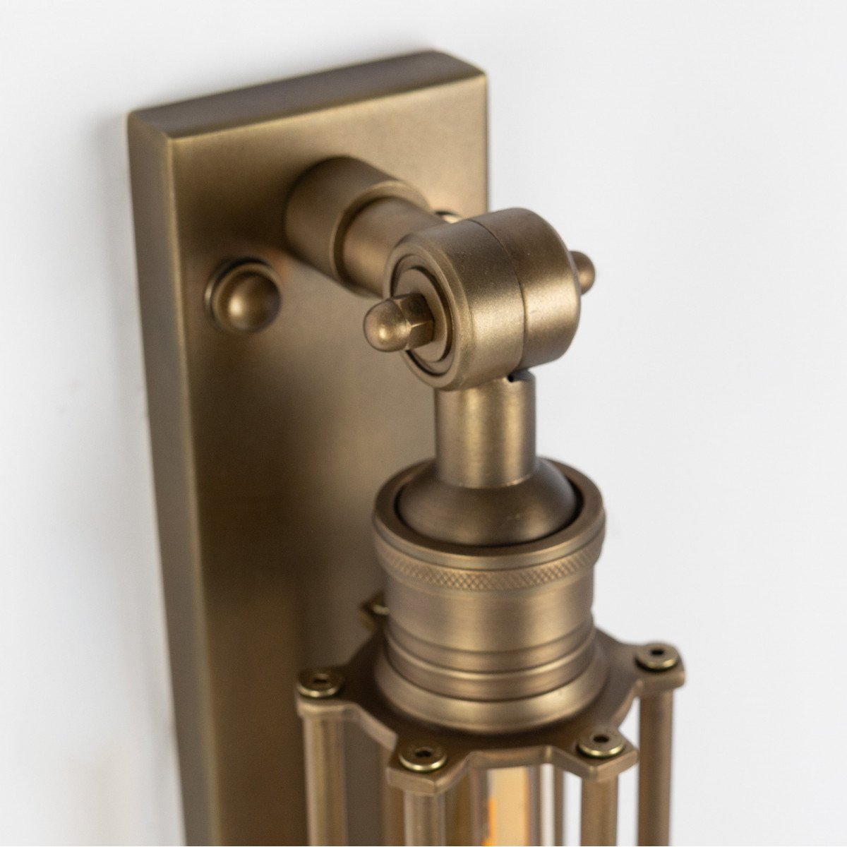 Messinglampe in der Farbe antik Messing mit einer E27-Fassung