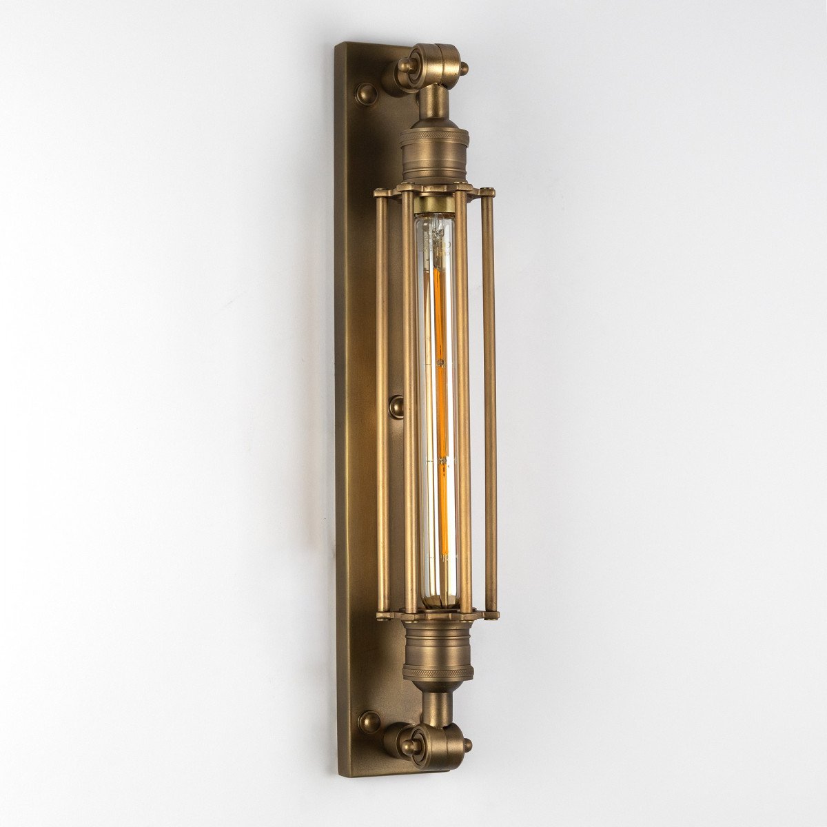 Messinglampe in der Farbe antik Messing mit einer E27-Fassung