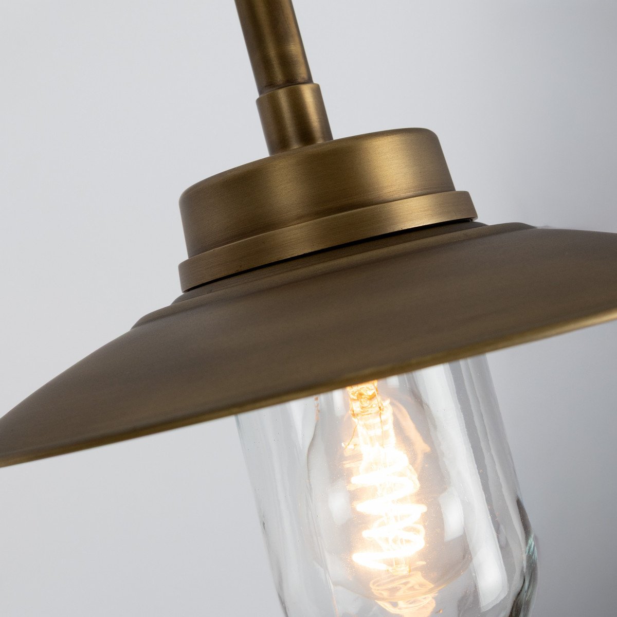 Messing-Lampe in der Farbe antik Messing mit einem E27-Fassung