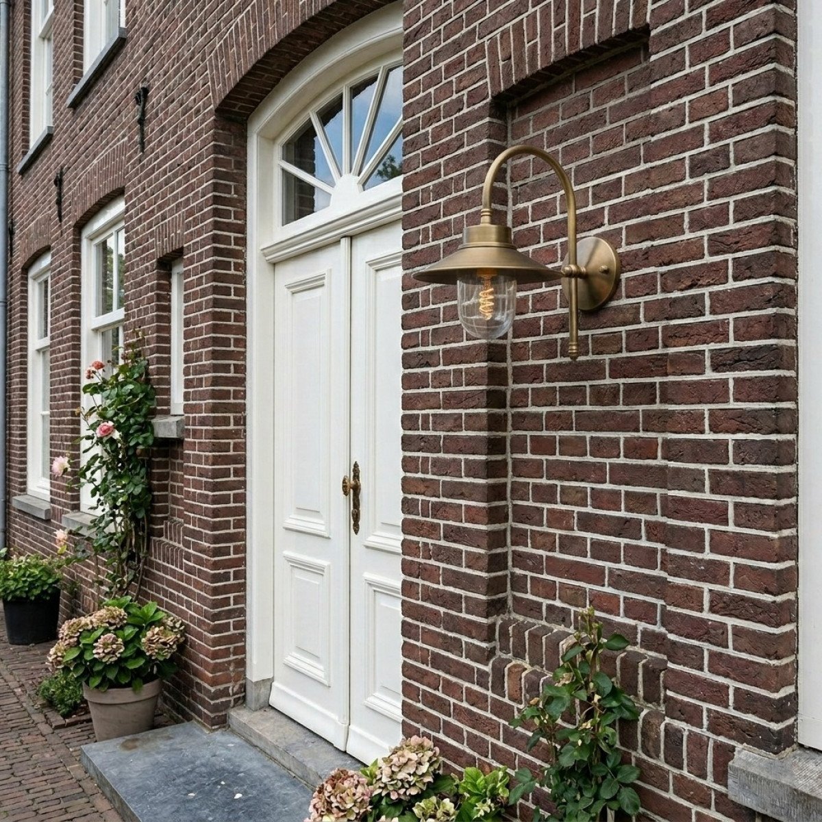 Messingleuchte in der Farbe Antik Messing mit einer E27 Fassung