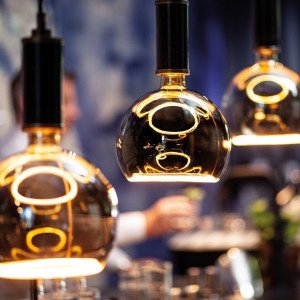 Dekorations-LED-Lampe exklusiv mit einem LED-Ring an der Unterseite in der Farbe rauchgrau von der Marke segula bestückt