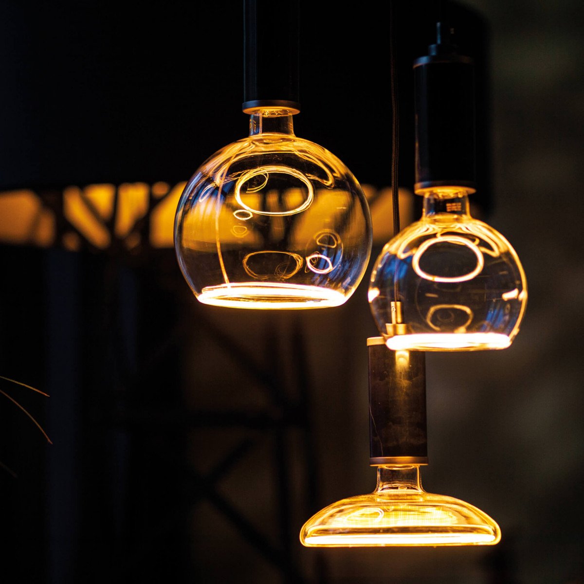 Dekorations-LED-Lampe exklusiv mit einem LED-Ring an der Unterseite in der Farbe rauchgrau von der Marke segula bestückt