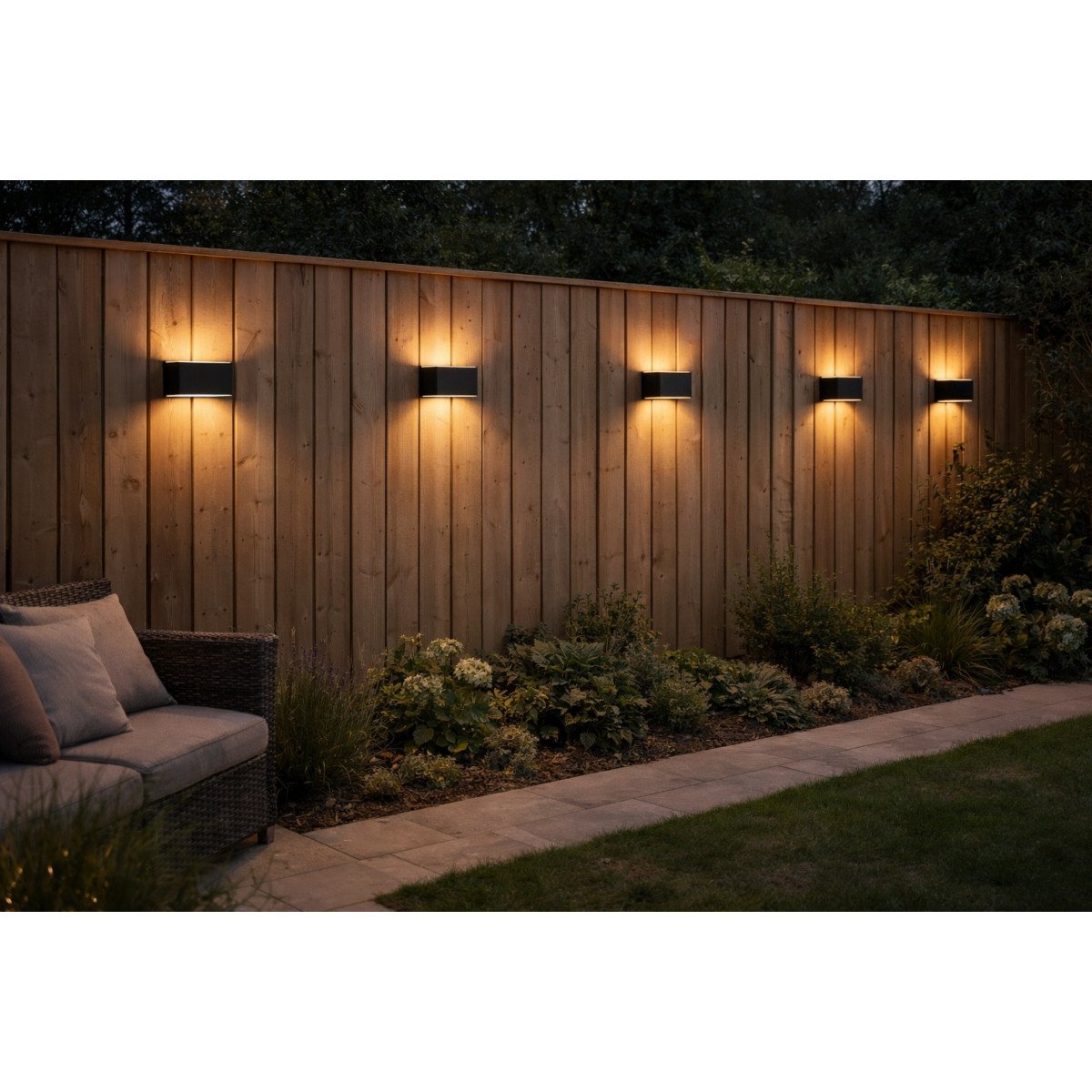 schwarze Solarlampe quadratisch aus Aluminium mit einer LED-Lichtquelle warmweiß oben und unten