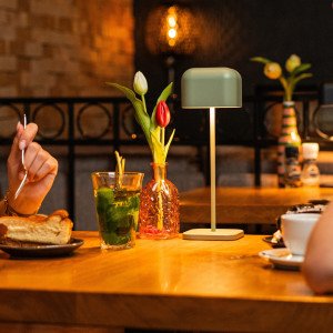 Grüne Tischlampe aus Aluminium für den Außen- und Innenbereich