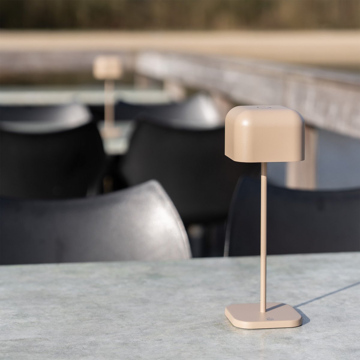 Beige Tischlampe aus Aluminium modern für drinnen und draußen