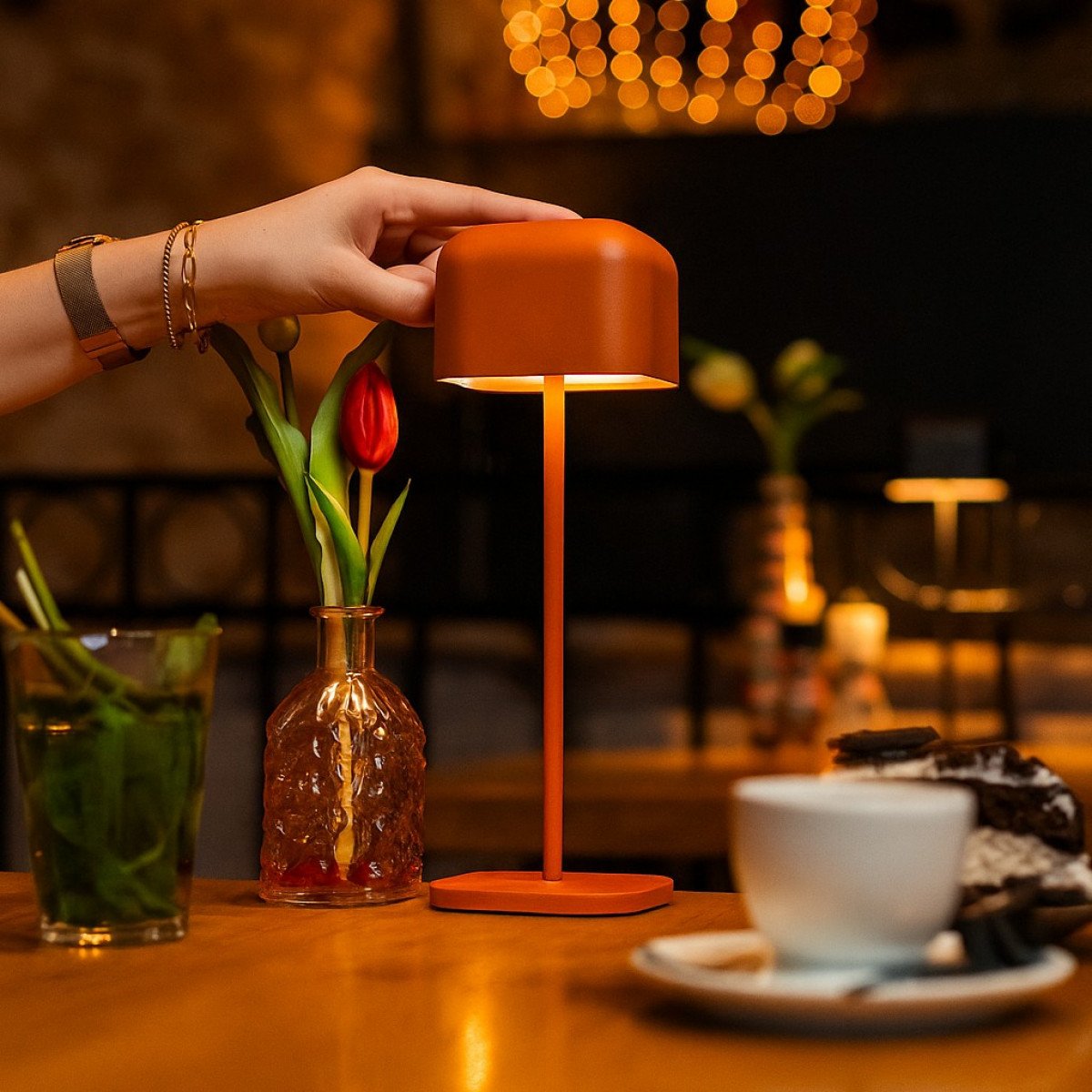 Orange Tischlampe aus Aluminium für den Innen- und Außenbereich