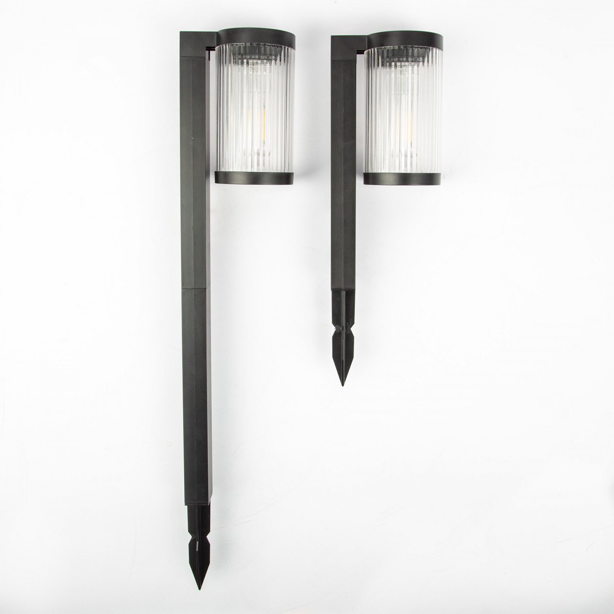 Schwarze LED-Solar-Gartenlampe mit Erdspieß.