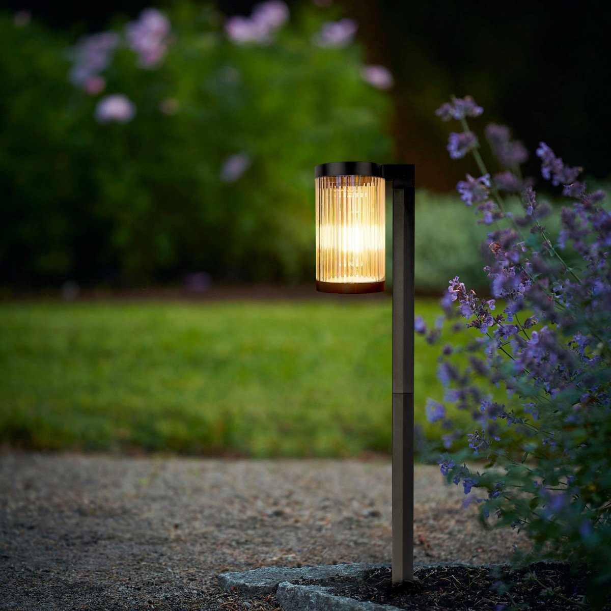 Schwarze LED-Solar-Gartenlampe mit Erdspieß.