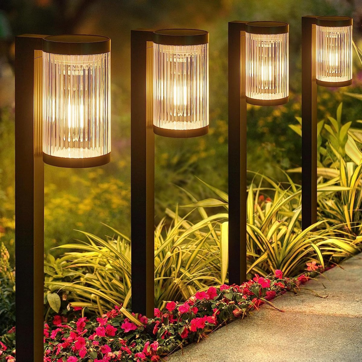 Schwarze LED-Solar-Gartenlampe mit Erdspieß.